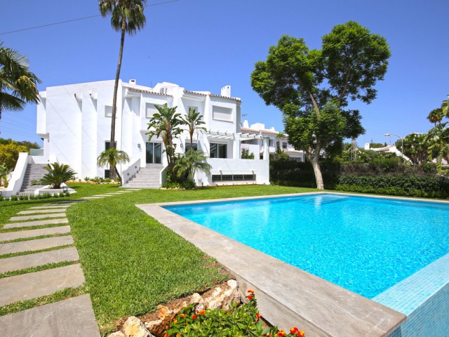 Maison mitoyenne avec 5 Chambres  à Nueva Andalucía