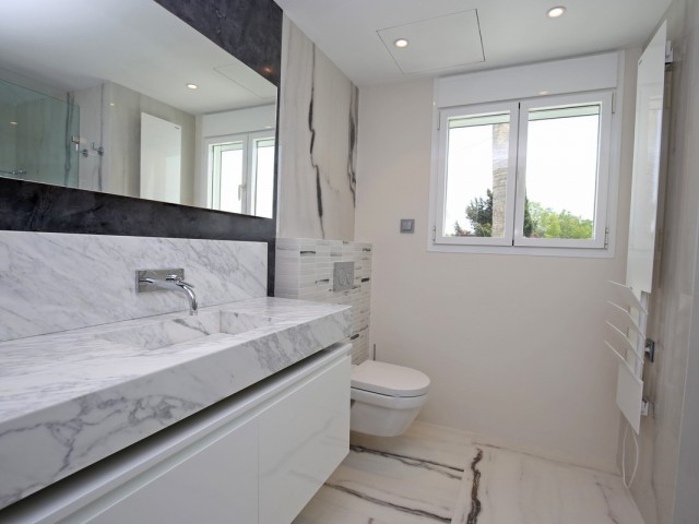 Maison mitoyenne avec 5 Chambres  à Nueva Andalucía