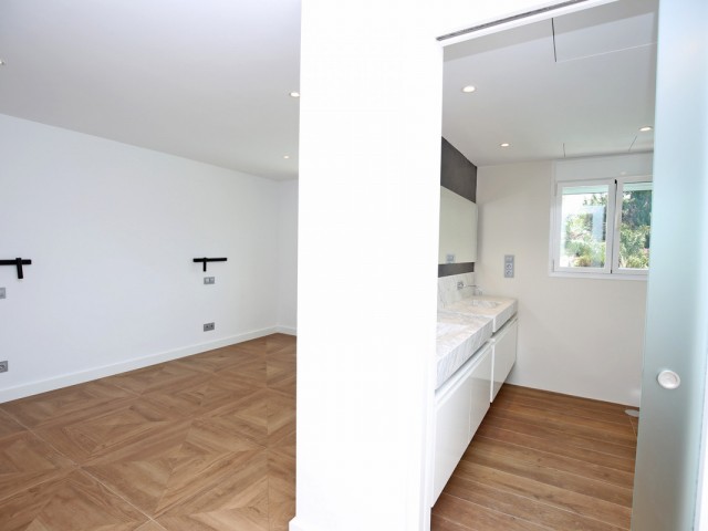 Maison mitoyenne avec 5 Chambres  à Nueva Andalucía