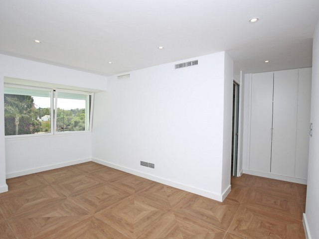 Maison mitoyenne avec 5 Chambres  à Nueva Andalucía