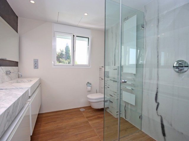 Maison mitoyenne avec 5 Chambres  à Nueva Andalucía