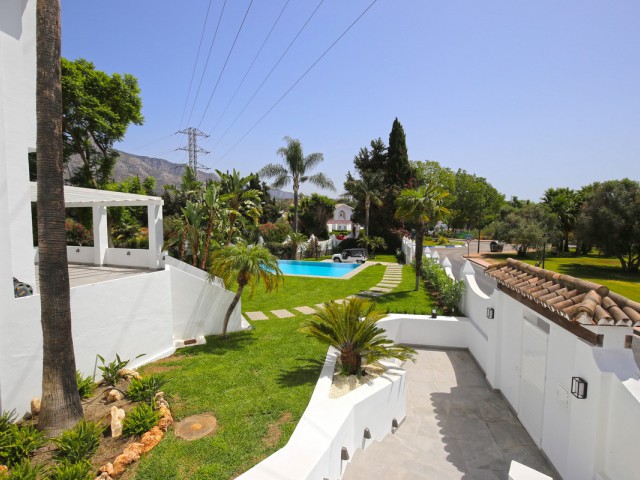 Maison mitoyenne avec 5 Chambres  à Nueva Andalucía