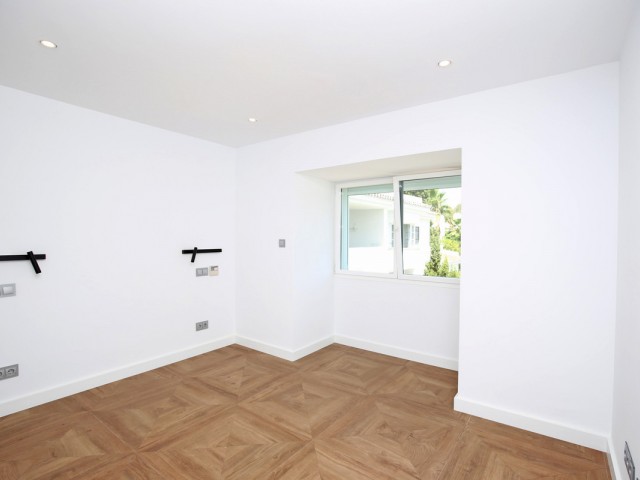 Maison mitoyenne avec 5 Chambres  à Nueva Andalucía