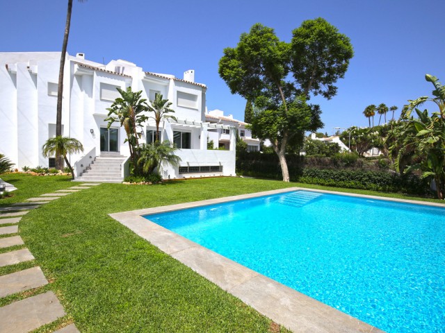 Maison mitoyenne avec 5 Chambres  à Nueva Andalucía