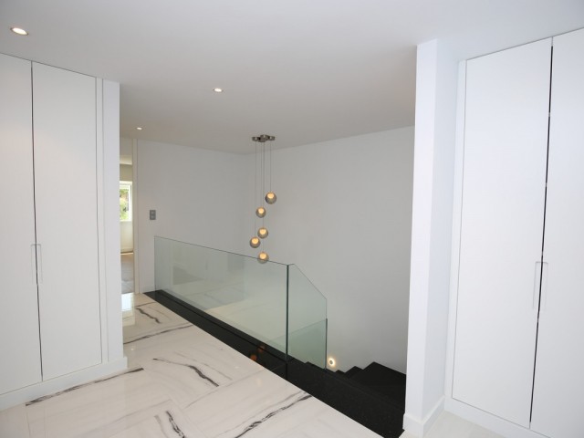 Maison mitoyenne avec 5 Chambres  à Nueva Andalucía