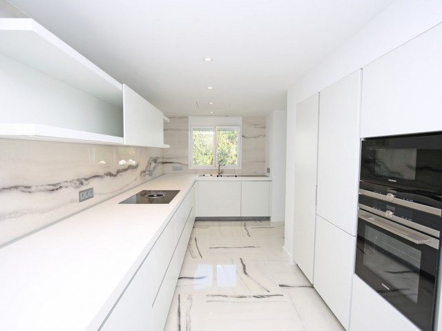 Maison mitoyenne avec 5 Chambres  à Nueva Andalucía