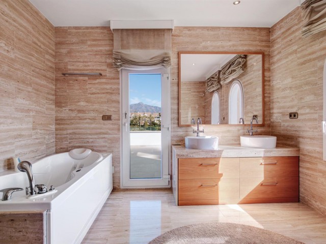 6 Bedrooms Villa in Guadalmina Baja