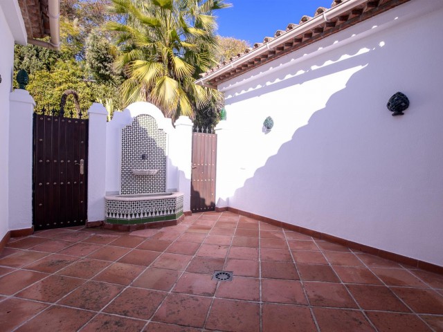 6 Bedrooms Villa in Guadalmina Baja