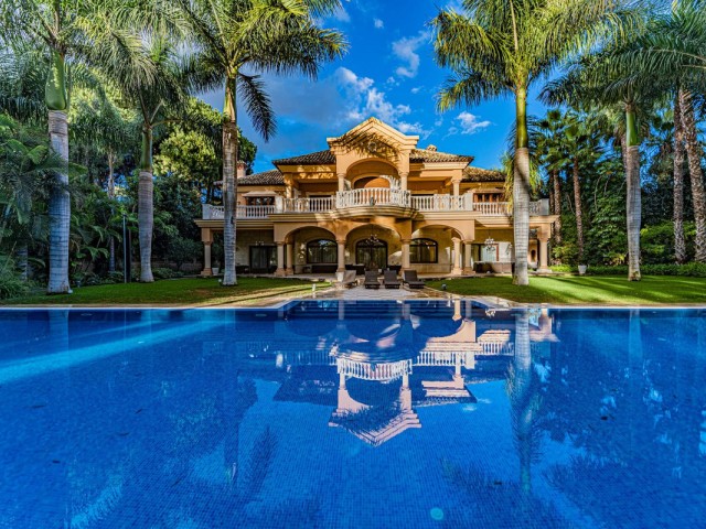 8 Bedrooms Villa in Guadalmina Baja