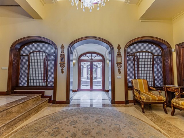 8 Bedrooms Villa in Guadalmina Baja