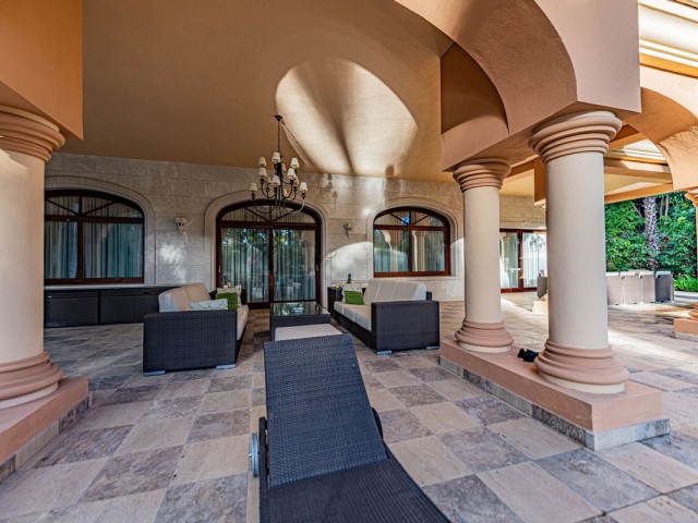 8 Bedrooms Villa in Guadalmina Baja