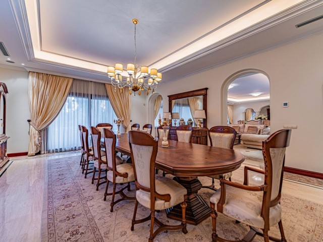 8 Bedrooms Villa in Guadalmina Baja