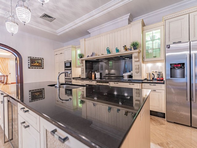 8 Bedrooms Villa in Guadalmina Baja