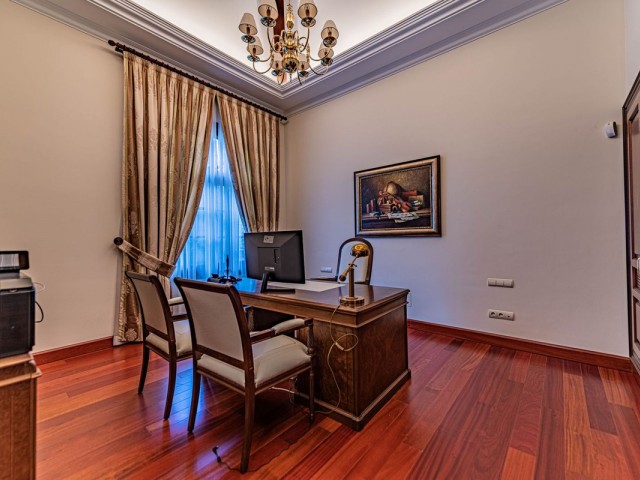 8 Bedrooms Villa in Guadalmina Baja