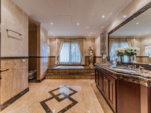 8 Bedrooms Villa in Guadalmina Baja