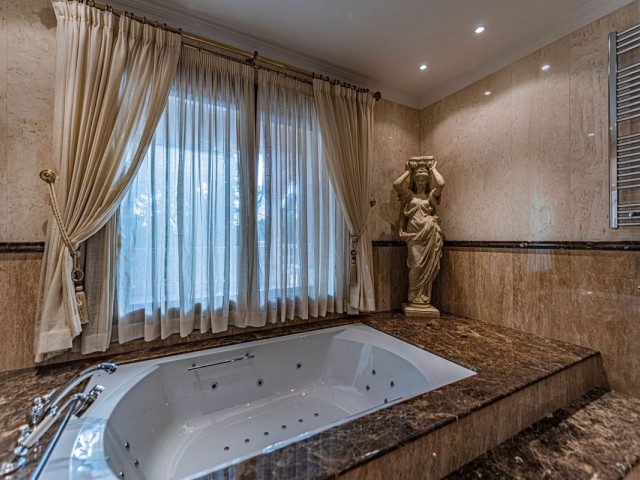 8 Bedrooms Villa in Guadalmina Baja