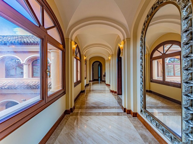 8 Bedrooms Villa in Guadalmina Baja