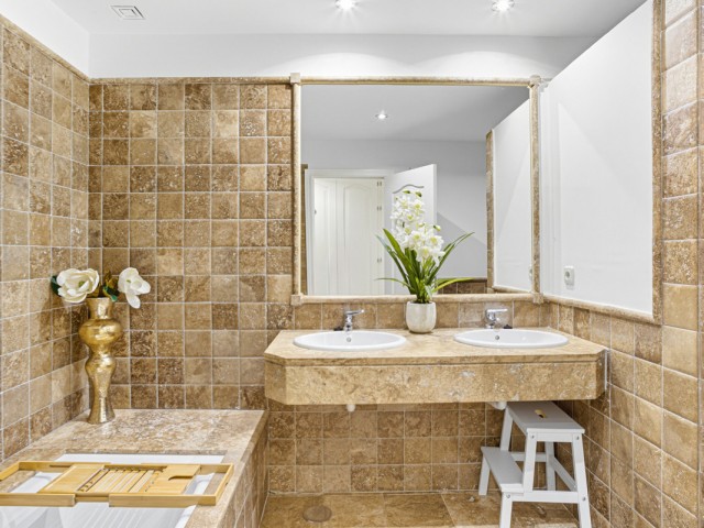 2 Bedrooms Apartment in Estepona