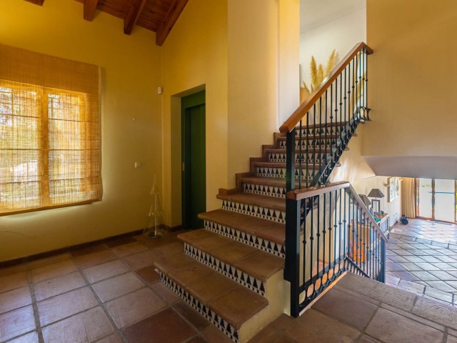 5 Bedrooms Villa in Benahavís