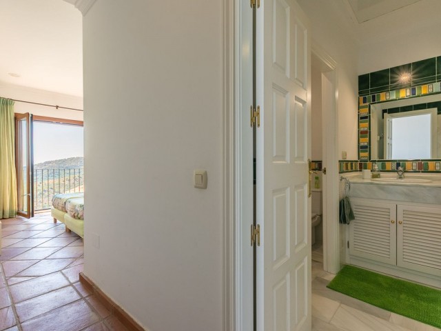 5 Bedrooms Villa in Benahavís