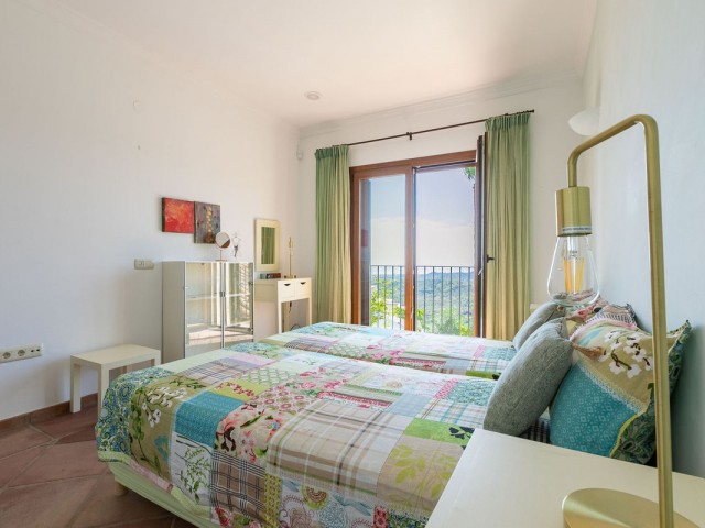 5 Bedrooms Villa in Benahavís