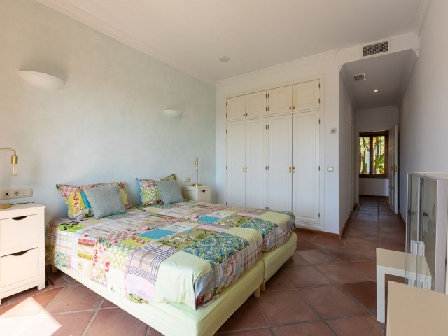 5 Bedrooms Villa in Benahavís