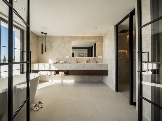 Villa avec 5 Chambres  à Nueva Andalucía