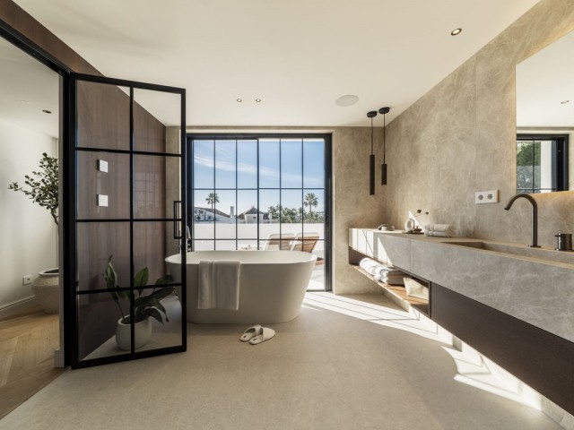 Villa avec 5 Chambres  à Nueva Andalucía