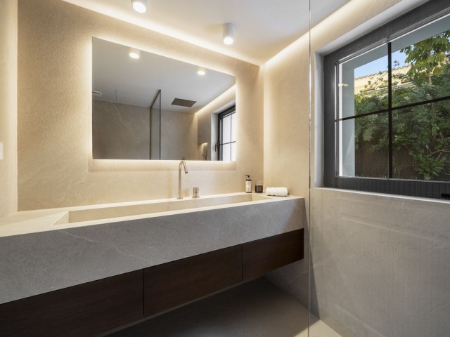 Villa avec 5 Chambres  à Nueva Andalucía