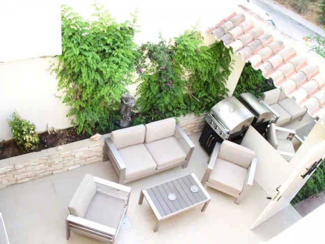 5 Bedrooms Townhouse in Nueva Andalucía