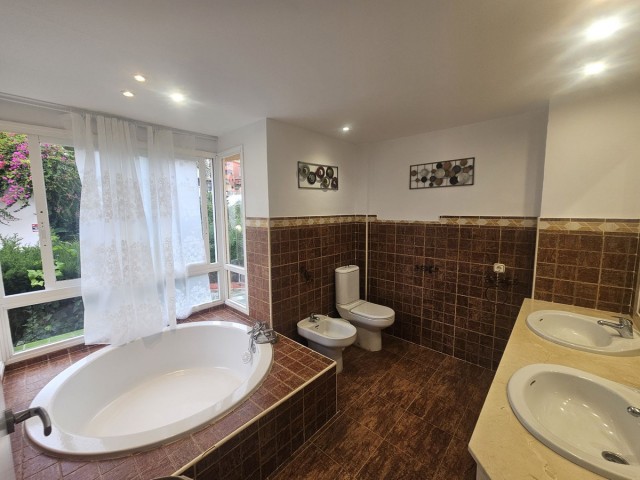 4 Bedrooms Apartment in Calahonda