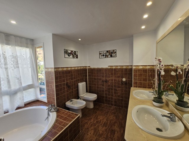 4 Bedrooms Apartment in Calahonda