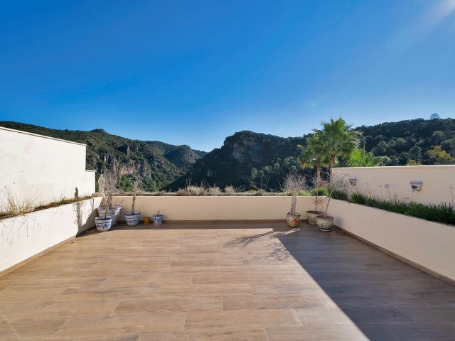 5 Bedrooms Townhouse in Benahavís