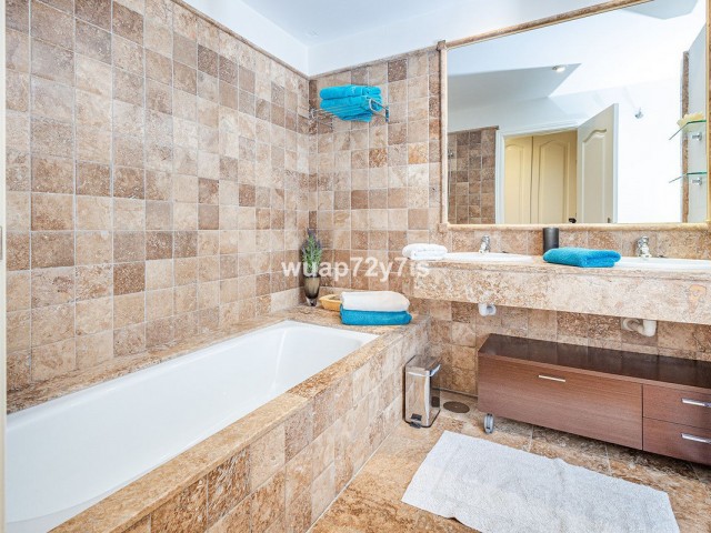 2 Bedrooms Apartment in Estepona