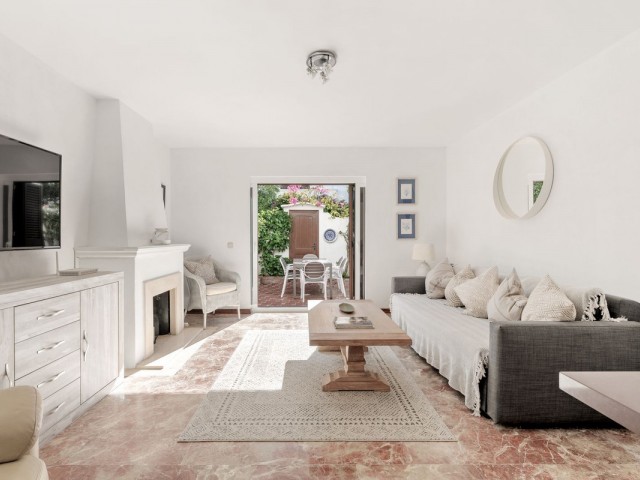 2 Bedrooms Townhouse in Estepona