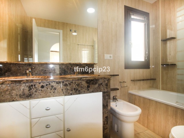 5 Bedrooms Townhouse in La Duquesa