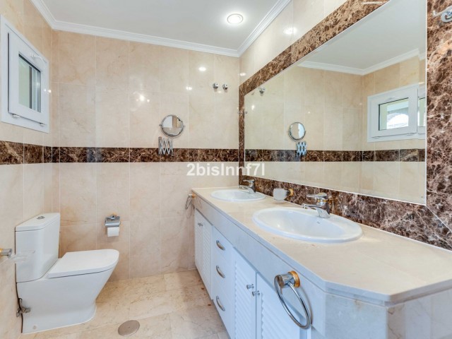 3 Bedrooms Apartment in Elviria