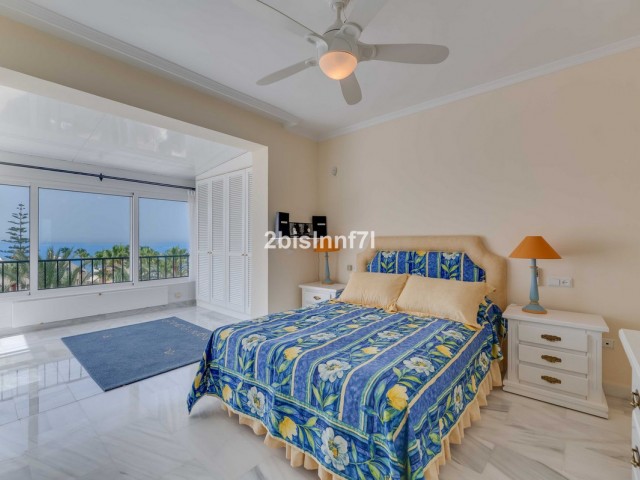 3 Bedrooms Apartment in Elviria