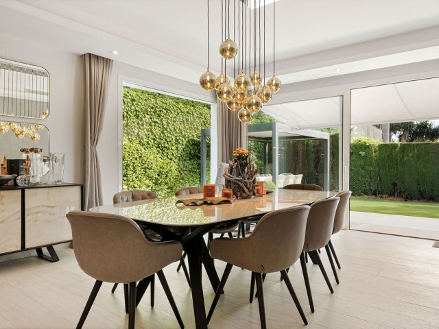 Villa avec 5 Chambres  à Nueva Andalucía