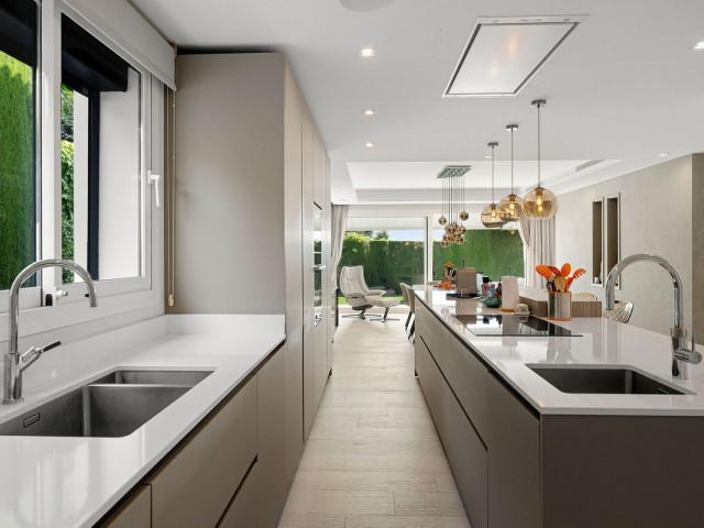 Villa avec 5 Chambres  à Nueva Andalucía