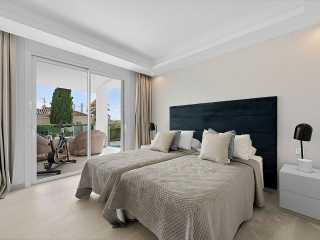 Villa avec 5 Chambres  à Nueva Andalucía