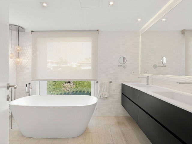 Villa avec 5 Chambres  à Nueva Andalucía