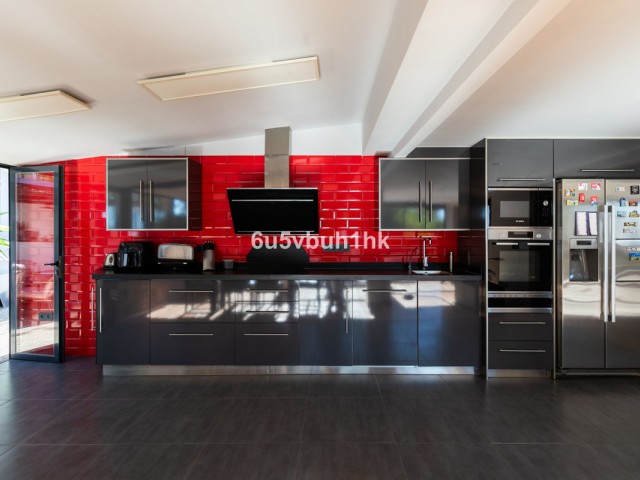 5 Bedrooms Villa in Torremolinos