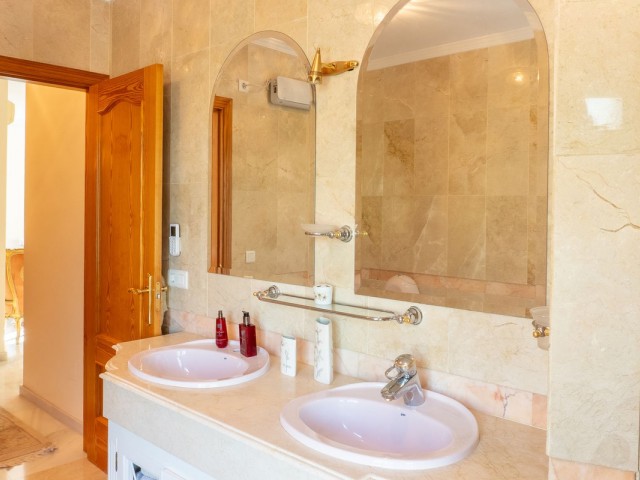 5 Bedrooms Villa in New Golden Mile