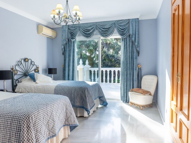 5 Bedrooms Villa in New Golden Mile