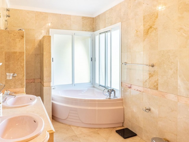 5 Bedrooms Villa in New Golden Mile