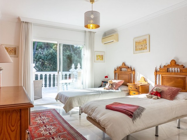 5 Bedrooms Villa in New Golden Mile