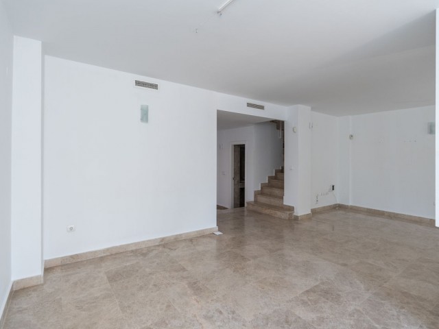 Maison mitoyenne avec 3 Chambres  à Nueva Andalucía