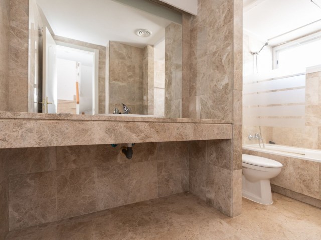 Maison mitoyenne avec 3 Chambres  à Nueva Andalucía