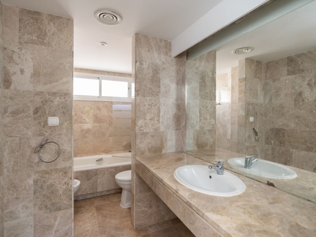 Maison mitoyenne avec 3 Chambres  à Nueva Andalucía